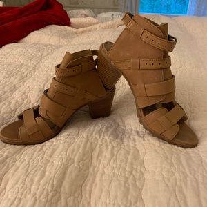 Gorgeous Sorel buckle sandals
